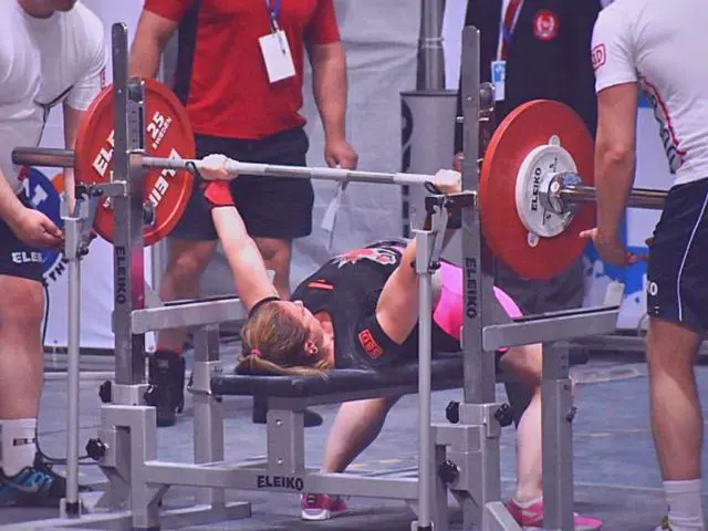 The Best Bench Press Tempo (How Fast Should You Bring The Bar Down)