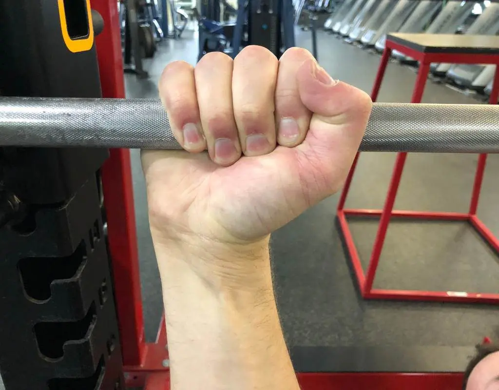 Hand aroud bar according to bench press rules