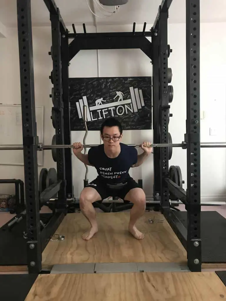 wearing a belt for squat and deadlifts