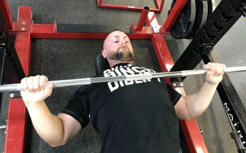 tempo differences between the powerlifting and bodybuilding style bench press
