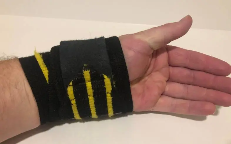 wrap the wrist at the bottom of your palm