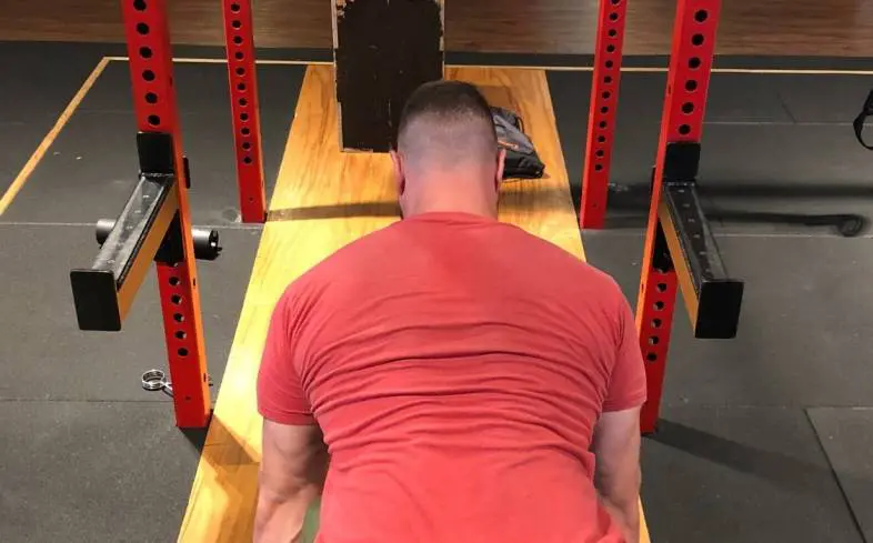 block deadlift prioritize your glutes and back muscles