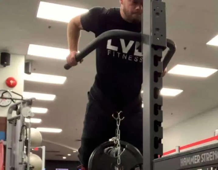 A powerlifter uses a dip belt.
