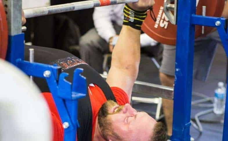 the rules of performance for the bench press is similar between the two federations with a few differences