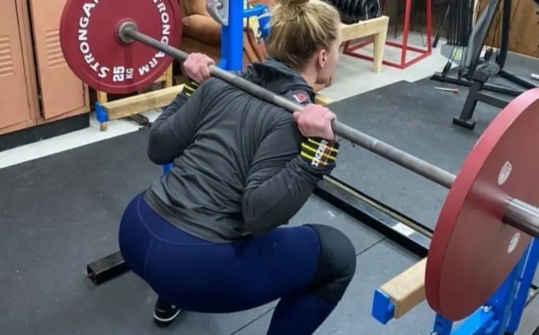 can you do a thumbless squat grip in a powerlifting competition