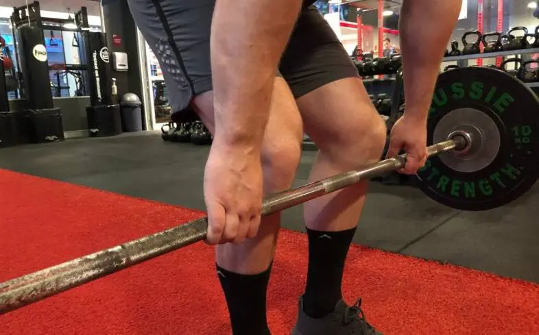 the 4 reasons why you might be hitting your knees when deadlifting