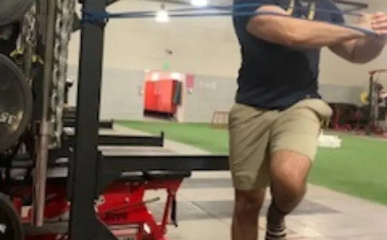 to correct flat feet while deadlifting, build the arch by doing wood chops while standing one leg