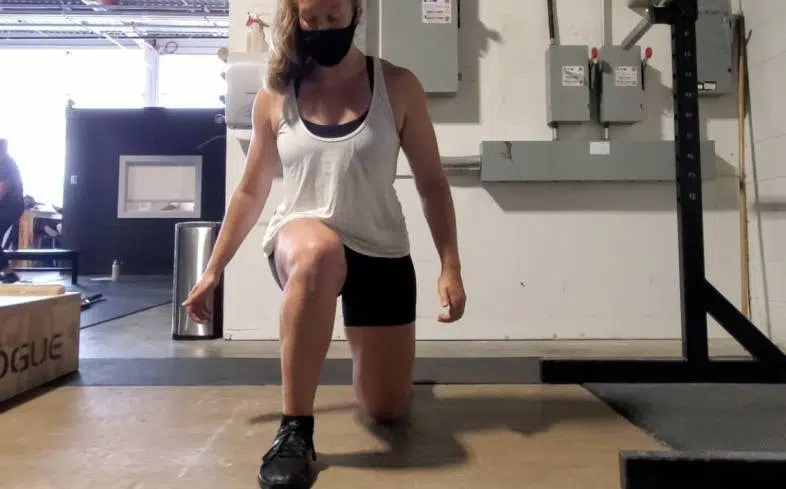 knee caving inward in the lunge