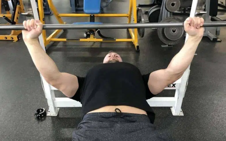 to feel the pecs more in the bench press we should use a wider grip