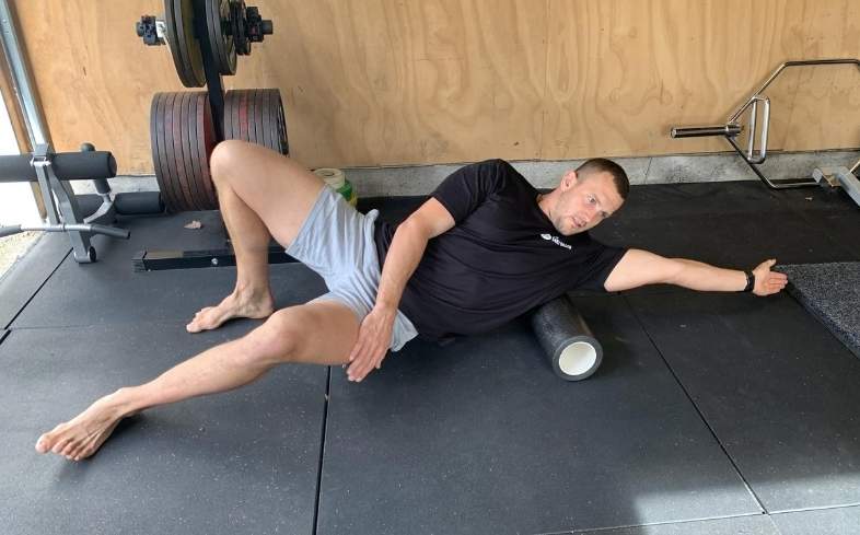 Lat self myofascial release using a foam roller