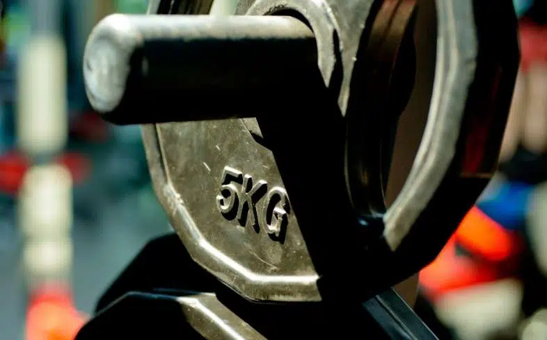 Why is deadlifting with hex plates a problem?