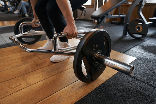 Female-bodybuilder-doing-exercise-with-plate-loade-2022-10-28-22-03-16-utc