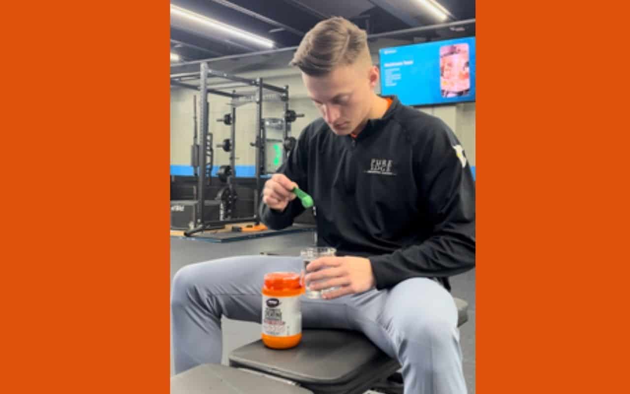 jake woodruff strength caoch putting a scoop of creatine in water