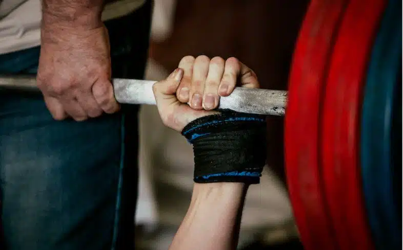 what is the proper way to grip the barbell for bench press