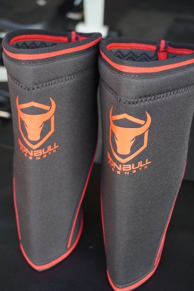 iron-bull-strength-knee-sleeves-product-closeup