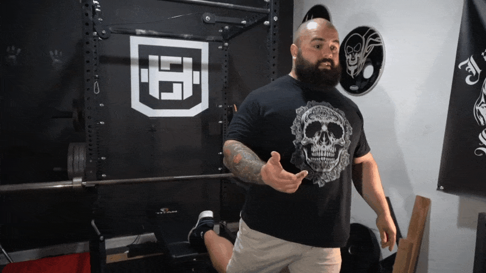 A strength coach shows the difference between split squat and Bugarian split squat.
